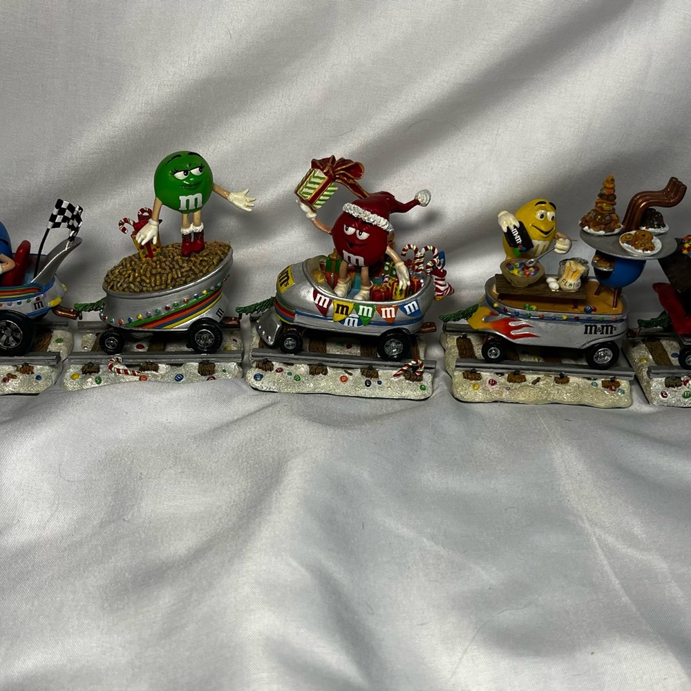 Vintage Danbury Mint M&M’s “Yuletide Flyer” Holiday Train Set Complete‎ Display